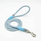 Collier et laisse pour chien tressé bleu clair avec attache en métal robuste