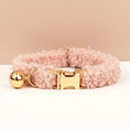 Load image into Gallery viewer, Collier fourrure avec clochette personnalisable pour chien et chat Oscar et Plume Rose / S
