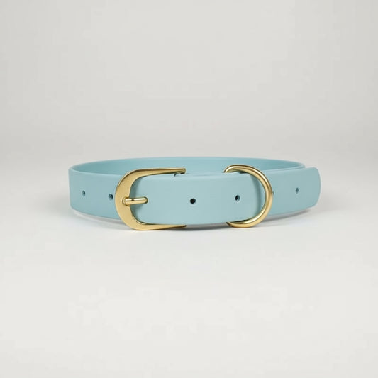 Collier imperméable chien bleu ciel Oscar et Plume avec boucle dorée réglable en plusieurs tailles