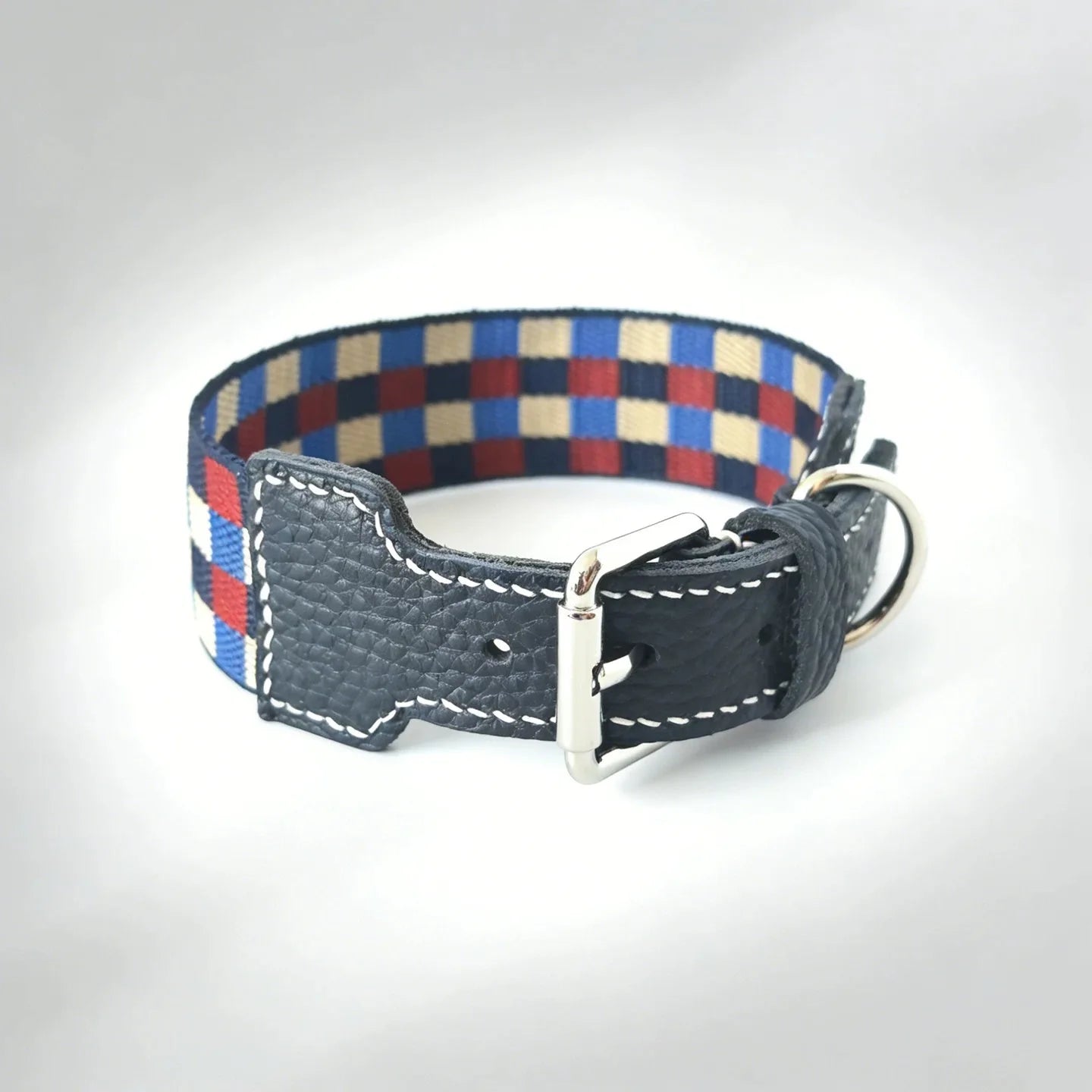 Collier large pour chien en cuir noir avec motif checkered rouge et bleu