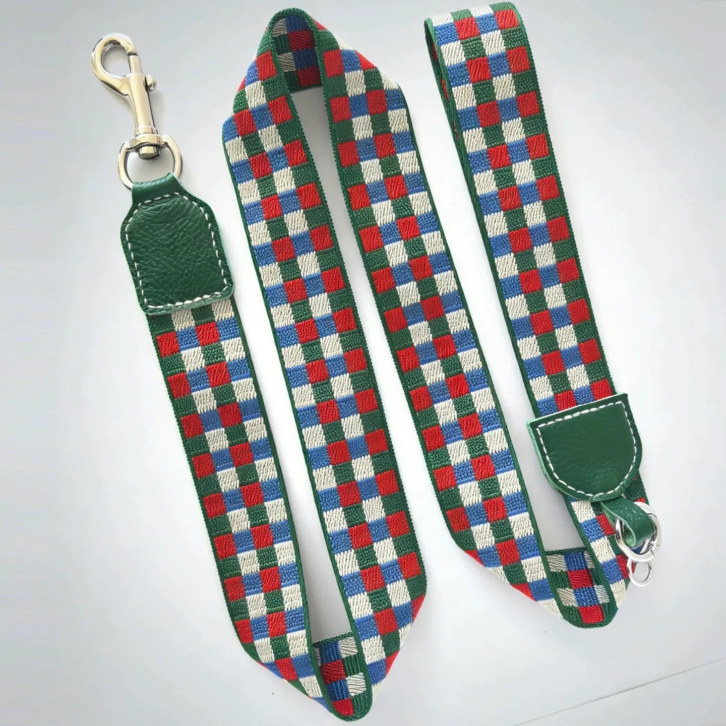 Collier large pour chien avec motif à carreaux colorés et attache en cuir pour un style élégant