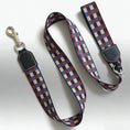 Charger l'image dans la visionneuse de la galerie, Collier large pour chien Oscar et Plume avec motif à carreaux bleu, rouge et beige
