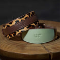 Load image into Gallery viewer, Collier large pour lévrier en cuir marron et motif léopard, élégant et durable pour chiens
