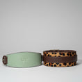 Load image into Gallery viewer, Collier large pour lévrier en cuir avec motif léopard et bande en vert tendre
