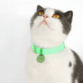 Load image into Gallery viewer, Collier lumineux anti étranglement chat vert avec un médaillon et une boucle réglable

