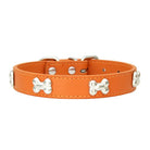 Collier os pour chien orange en cuir avec décorations os en métal argenté par Oscar et Plume