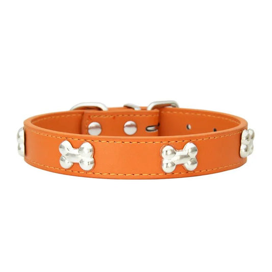 Collier os pour chien orange en cuir avec décorations os en métal argenté par Oscar et Plume