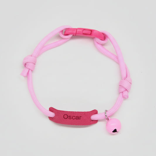 Collier personnalisable pour chien et chat en rose avec une médaille et un nom gravé