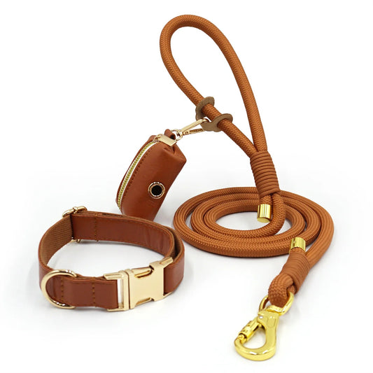 Collier personnalisable pour chien en cuir marron avec laisse assortie et pochette accessoire