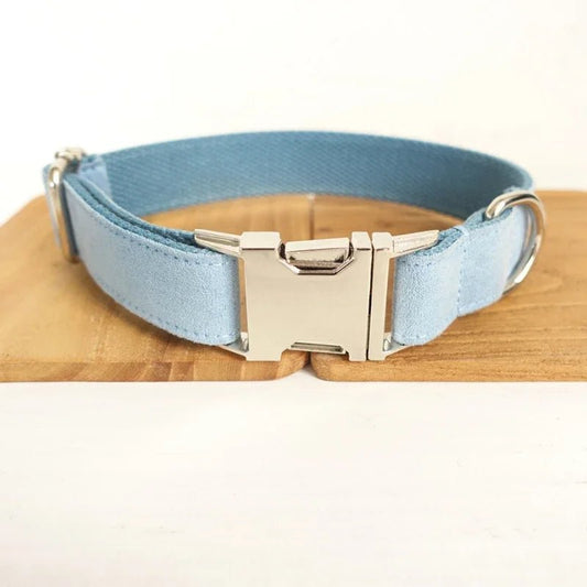 collier personnalisable velours pour chien bleu clair avec boucle métallique argentée Oscar et Plume
