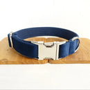 Collier personnalisable velours pour chien en bleu marine avec boucle métallique et anneau pour laisse
