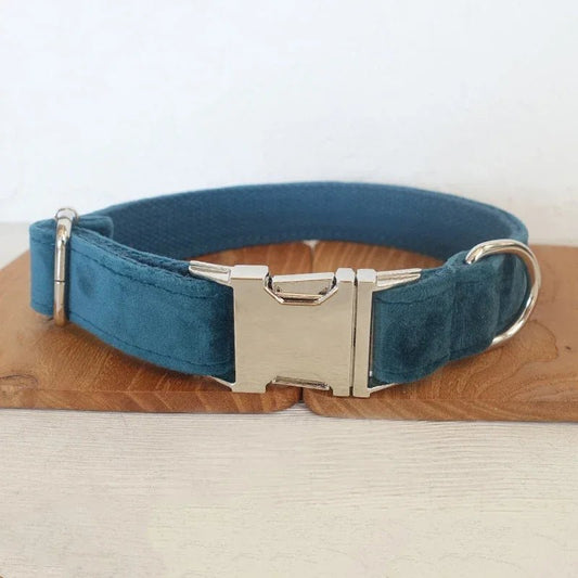 Collier personnalisable velours pour chien bleu avec boucle métallique robuste par Oscar et Plume