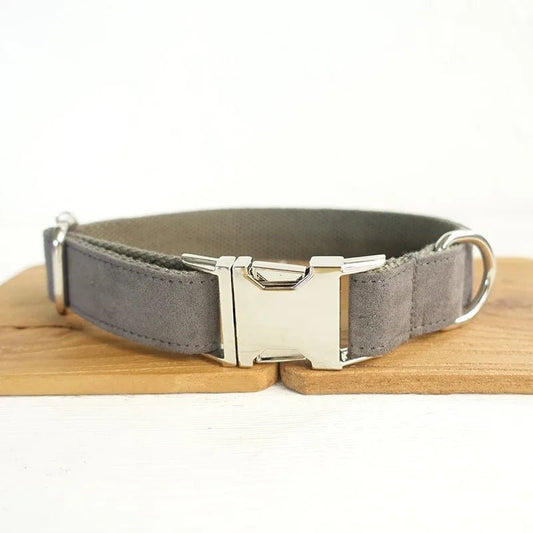 Collier personnalisable velours pour chien gris avec boucle métallique et anneau en D