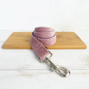 Collier personnalisable velours pour chien en tissu rose avec attache métallique argentée