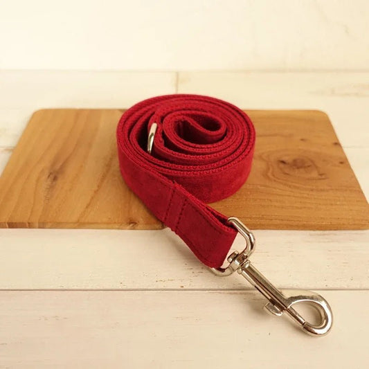 Collier personnalisable velours pour chien rouge avec mousqueton métallique par Oscar et Plume