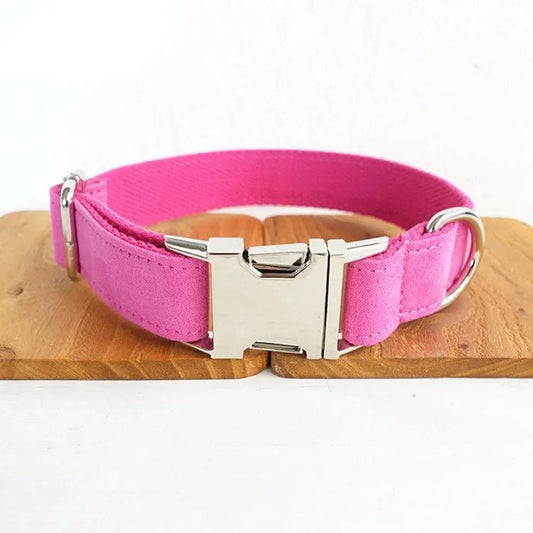 Collier personnalisable velours pour chien rose avec boucle métallique argentée de Oscar et Plume