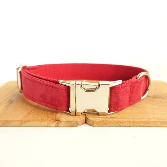 Collier personnalisable velours pour chien rouge avec boucle métallique argentée par Oscar et Plume