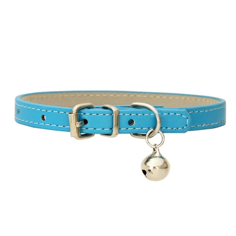Collier pour chat avec clochette en cuir bleu, idéal pour la sécurité et le style des félins.