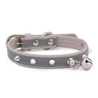 Collier pour chat avec clochette gris orné de pointes métalliques et boucle ajustable