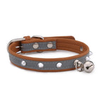 Collier pour chat avec clochette en cuir marron et gris orné de clous métalliques argentés