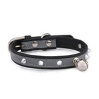 Collier pour chat avec clochette en cuir gris orné de petits clous argentés par Oscar et Plume