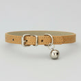 Load image into Gallery viewer, Collier pour chat avec clochette en simili cuir beige avec boucle réglable
