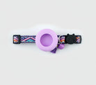 Collier pour chat avec emplacement Airtag en violet et motif coloré, idéal pour les chats aventuriers