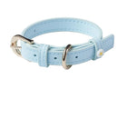 Collier pour chat bleu ciel en cuir avec boucle argentée et petite fleur décorative