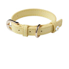 Collier pour chat jaune pastel avec boucle métallique dorée et petite fleur blanche Oscar et Plume