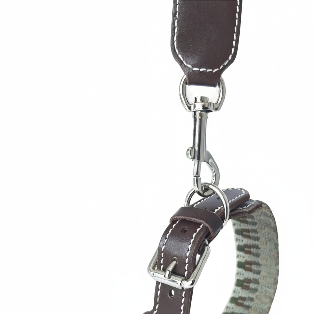 Collier pour chien en cuir marron avec attache en métal robuste pour le confort des animaux