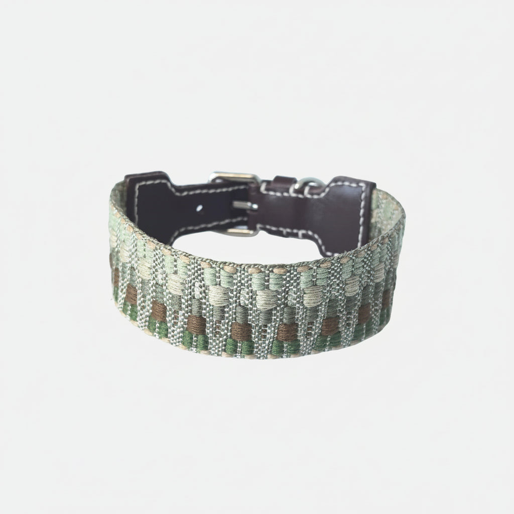 Collier pour chien en tissu tissé aux motifs naturels et à la finition en cuir marron