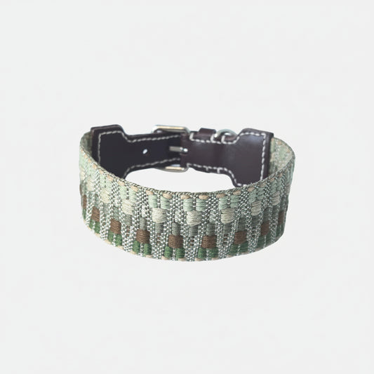 Collier pour chien en tissu tissé aux motifs naturels et à la finition en cuir marron
