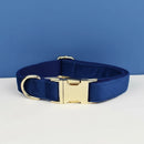 Collier pour chien design en bleu avec boucle dorée et tissu doux pour le confort des animaux