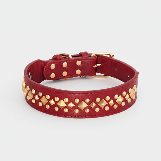 Collier pour chien design rouge en cuir avec clous dorés par Oscar et Plume