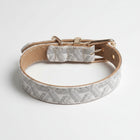 Collier pour chien design Oscar et Plume en cuir blanc avec motifs géométriques et boucle dorée