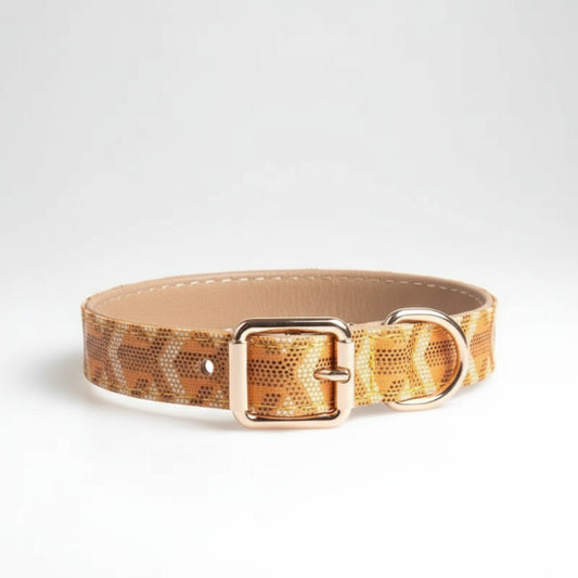 Collier pour chien design par Oscar et Plume en cuir marron avec motif géométrique et boucle métallique