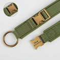 Charger l'image dans la visionneuse de la galerie, Oscar et Plume collier pour chien personnalisable en toile verte avec boucle métal vintage et anneau D

