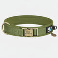 Charger l'image dans la visionneuse de la galerie, collier pour chien personnalisable Oscar et Plume en nylon vert olive avec boucle metal gravee au nom et numero de telephone
