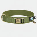 collier pour chien personnalisable Oscar et Plume en nylon vert olive avec boucle metal gravee au nom et numero de telephone