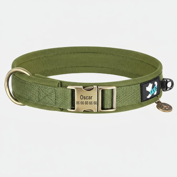 collier pour chien personnalisable Oscar et Plume en nylon vert olive avec boucle metal gravee au nom et numero de telephone