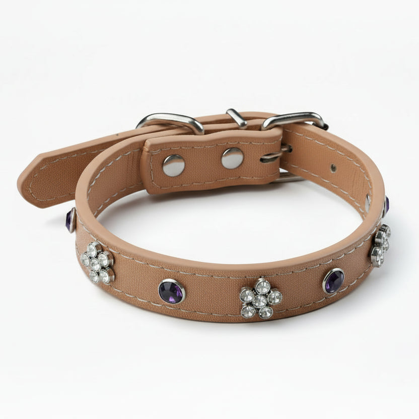 Collier simili cuir petit chien orné de bijoux brillants et de rivets en métal