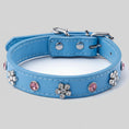Charger l'image dans la visionneuse de la galerie, Collier simili cuir petit chien bleu orné de fleurs et de strass brillants
