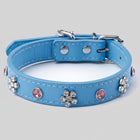 Collier simili cuir petit chien bleu orné de fleurs et de strass brillants