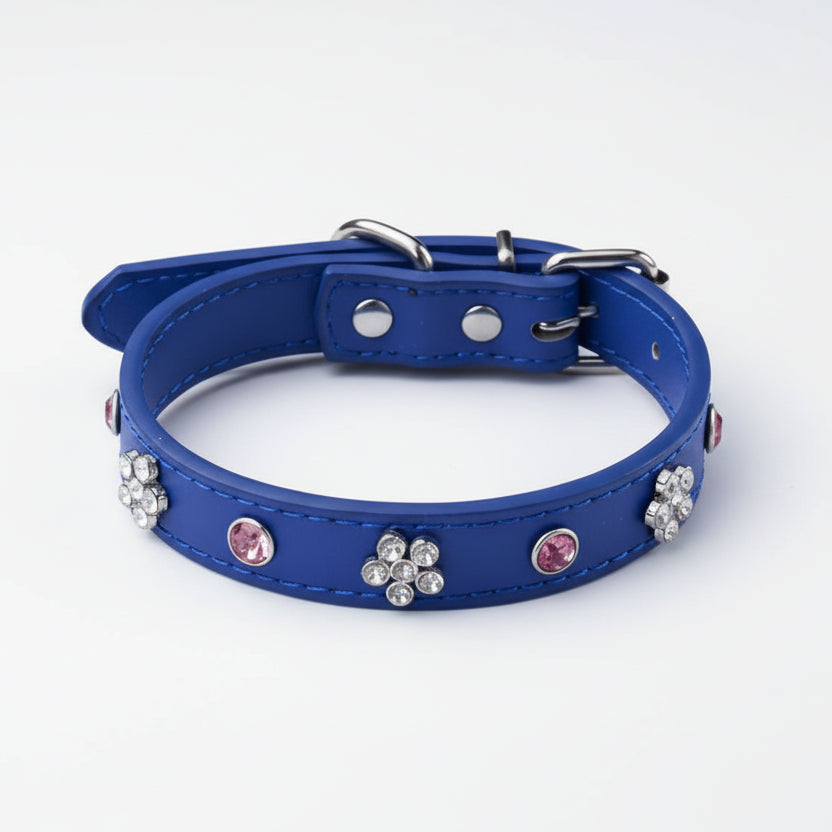 Collier simili cuir petit chien bleu avec strass brillants pour des promenades élégantes