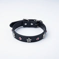 Charger l'image dans la visionneuse de la galerie, Collier simili cuir petit chien noir décoré de strass brillants et roses
