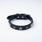 Collier simili cuir petit chien noir décoré de strass brillants et roses