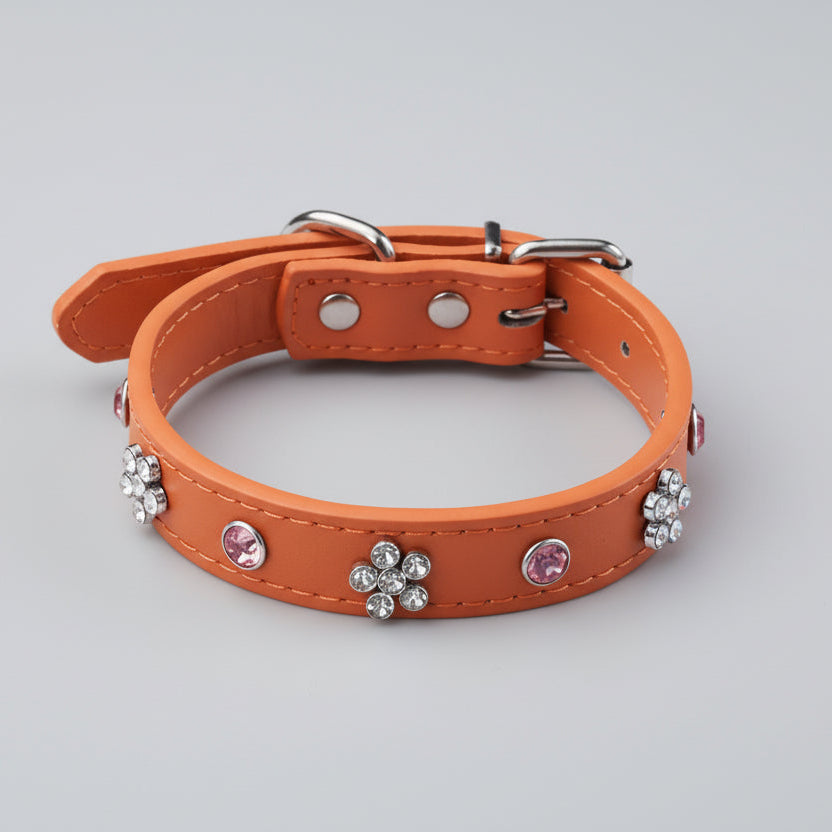 Collier simili cuir petit chien orné de fleurs et de cristaux en rose et transparent