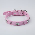 Collier simili cuir petit chien rose orné de strass pour un look élégant