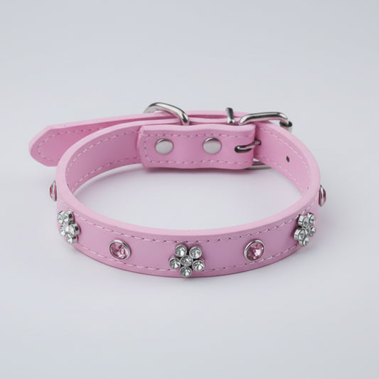 Collier simili cuir petit chien rose orné de strass pour un look élégant