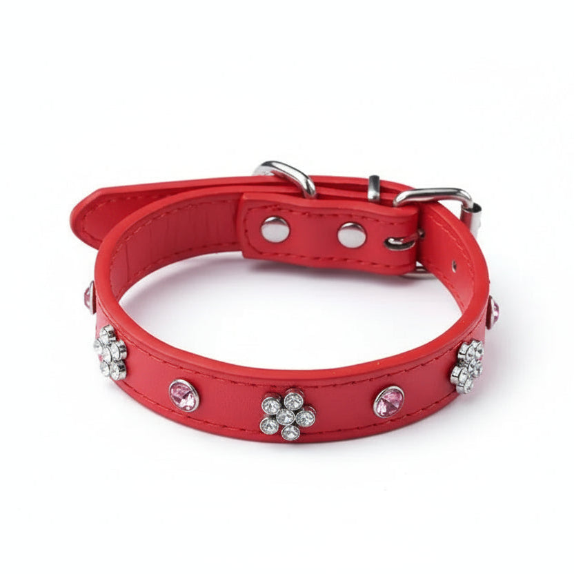Collier simili cuir petit chien rouge avec des fleurs en strass scintillants